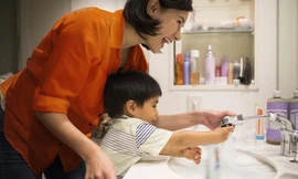 FWD đồng hành cùng khách hàng vượt COVID-19 