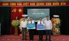 Tặng SGK cho học sinh có hoàn cảnh khó khăn 