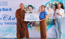 Qui Phúc tặng nội thất và trao học bổng cho học sinh lớp học tình thương làng bè hồ Trị An