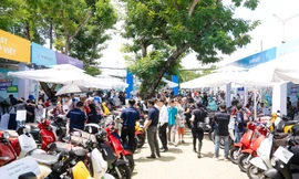 Khách hàng ồ ạt đặt cọc xe máy điện tại sự kiện 'Đổi xăng lấy điện'