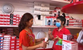 Nhân viên Điện Quang tư vấn cho khách hàng các kỹ năng sử dụng thiết bị điện an toàn