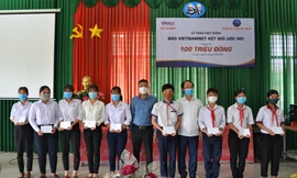 Ông Nguyễn Huy Thiêm - Đại diện Him Lam Land và đại điện đơn vị tổ chức trao quà cho các em học sinh nghèo vượt khó