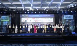 Đại diện Sanofi Việt Nam - Ông Emin Turan, Tổng Giám đốc Sanofi Đông Dương nhận chứng nhận "Top 100 nơi làm việc tốt nhất Việt Nam" 2020 (thứ 2 từ trái sang)