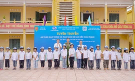 Xi măng Xuân Thành tặng hơn 3.000 mũ bảo hiểm cho các em học sinh nhân dịp năm học mới