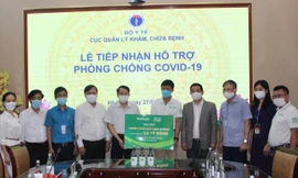 Nutifood và Ông Bầu trao tặng các sản phẩm dinh dưỡng cho y bác sĩ tuyến đầu 