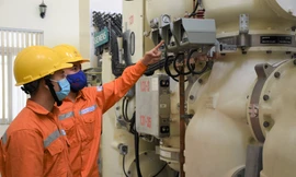 CBCNV liên tục kiểm tra tình trạng vận hành của thiết bị