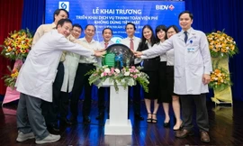 Lãnh đạo BIDV và Bệnh vện Nhân dân Gia Định trong buổi triển khai thanh toán viện phí không dùng tiền mặt. 