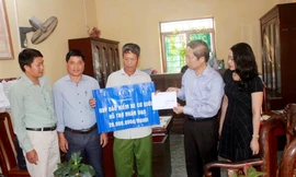 Ông Bùi Gia Anh, Tổng Thư ký Hiệp hội Bảo hiểm Việt Nam (thứ hai từ phải sang) trao hỗ trợ nhân đạo cho người dân ở tỉnh Hải Dương