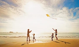 Một kỳ nghỉ thư giãn bên bờ biển là dịp để con trẻ tiếp xúc với thiên nhiên, vận động thể chất và rời xa những món đồ điện tử vô tri