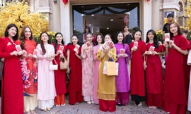 Dàn Hoa hậu, Á hậu dự khai trương công ty Sen Vàng