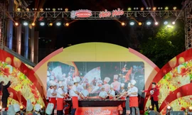 Hảo Hảo xác lập kỷ lục 'Chảo mì xào hải sản dát vàng lớn nhất Việt Nam'