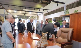 Đoàn đại biểu đại diện lãnh đạo Trung ương và TP.HCM, lãnh đạo Bộ Xây dựng tham quan gian hàng của Nội thất Hòa Phát