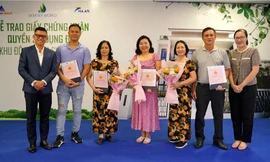 Khách hàng Gem Sky World nhận Giấy chứng nhận quyền sử dụng đất