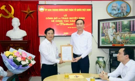 Phó Chủ tịch Phùng Khánh Tài trao quyết định bổ nhiệm cho tân Phó Tổng Biên tập Lê Anh Đạt. Ảnh: Kỳ Anh.