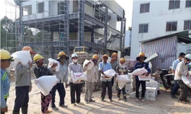 Công nhân nhận gạo của doanh nghiệp