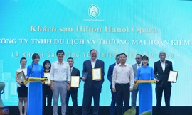 Ông Andrew Nisbet (đứng giữa), Tổng Quản lý Khách sạn Hilton Hà Nội Opera nhận chứng nhận “Khách sạn được yêu thích nhất 2020” cho Khách sạn Hilton Hà Nội Opera