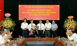 GS.TS Nguyễn Xuân Thắng trao quyết định bổ nhiệm cho PGS.TS Dương Trung Ý.