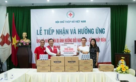 Anh Trương Văn Toàn - Giám đốc Pháp lý và Đối ngoại khu vực Đông Nam Á Công ty AB InBev và anh Nguyễn Trọng Nghĩa, Phó Trưởng Cơ quan Đại diện Phía Nam Trung Ương Hội Chữ Thập đỏ Việt Nam