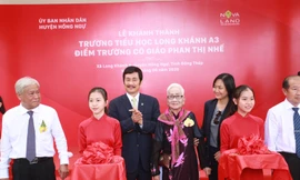 Nghi thức cắt băng khánh thành ngôi trường mới