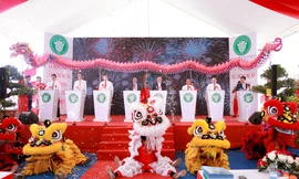 Các đại biểu bấm nút khởi công Dự án nuôi trồng Nấm ăn sạch ứng dụng công nghệ cao