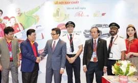 Phó Thủ tưởng Vũ Đức Đam thăm khu vực trưng bày Vietjet tại Hội nghị Toàn quốc Du lịch 2020