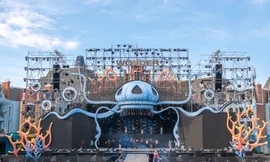 Hàng ngàn du khách nô nức 'trẩy hội' Vinpearl Nha Trang ngóng thần tượng