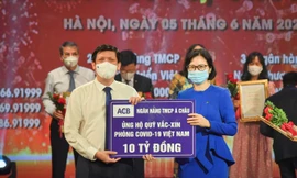 ACB ủng hộ 10 tỷ đồng vào quỹ vắc-xin Việt Nam và mua 100.000 liều vắc-xin cho nhân viên