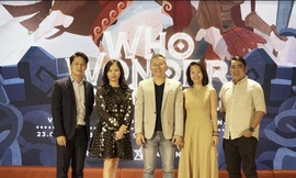 Ông Mai Thanh Việt - Đại diện NutiFood (đứng giữa) cùng ban giám khảo trong Đêm Chung Kết cuộc thi Marketing Arena 2020