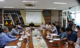 Đoàn bác sỹ tham quan tìm hiểu xử lý chất thải môi trường