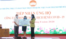 Lãnh đạo Sở Y tế và Mặt trận Tổ quốc TP.Hà Nội tiếp nhận 50.000 bộ lấy mẫu xét nghiệm Covid-19, tương đương 5 tỷ đồng từ đại diện Vinamilk