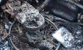 Thi thể cùng chiếc xe máy cháy đen. Ảnh: Tuấn Kiệt.