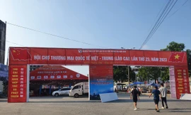 Hơn 100 doanh nghiệp Trung Quốc nhập cảnh Lào Cai dự hội chợ quốc tế 