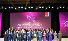 Ông Bùi Xuân Huy, Tổng Giám đốc Tập đoàn Novaland nhận chứng nhận Top 50 Công ty kinh doanh hiệu quả nhất Việt Nam và vinh danh Top Doanh nghiệp tỉ đô trên sàn chứng khoán.