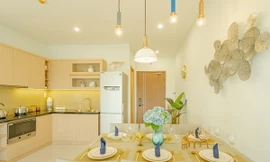 Căn bếp được bàn giao hoàn thiện cơ bản, gia chủ chỉ cần sắm thêm tủ lạnh, bếp cùng đồ gia dụng là đã nấu nướng được ngay