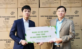 Ông Hà Trung Kiên - Tổng Giám đốc mạng xã hội Gapo trao tặng 80.000 khẩu trang cho Đại diện Bộ Y tế - ông Nguyễn Đình Anh - Vụ trưởng Vụ Truyền thông và Thi đua, khen thưởng sáng ngày 18/2