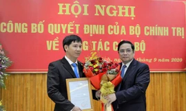 Đồng chí Phạm Minh Chính trao quyết định và chúc mừng đồng chí Nguyễn Thành Tâm.