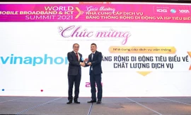 Đại diện VinaPhone nhận danh hiệu Nhà cung cấp dịch vụ viễn thông tiêu biểu về Chất lượng Dịch vụ Băng thông rộng Di động