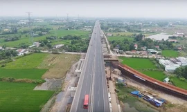 Bất động sản vùng ven đang trở thành một trong những thị trường được nhiều nhà đầu tư nhỏ, tìm lực tài chính ít hướng đến nhờ có quỹ đất rộng, giá thấp, khả năng sinh lời cao