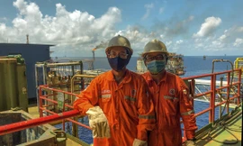 Người lao động dầu khí đồng cam cộng khổ vượt gian khó