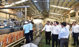 Phó Thủ tướng Trịnh Đình Dũng thăm nhà máy nước khoáng Vĩnh Hảo