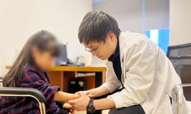 Trẻ không thể ngồi xổm: Có phải dấu hiệu bất thường xương khớp?