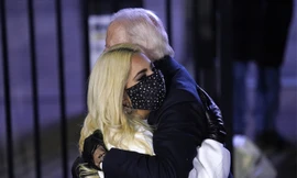Lady Gaga đăng ảnh ôm Joe Biden trên mạng xã hội, chúc mừng ông đắc cử tổng thống Mỹ. Ảnh: Lady Gaga Twitter.