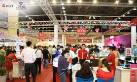 Không khí mua sắm tấp nập tại Hội chợ VIJF 2022
