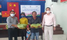 Cty Trầm hương Khánh Hòa trao 10 tấn gạo giúp đồng bào khó khăn do đại dịch COVID-19