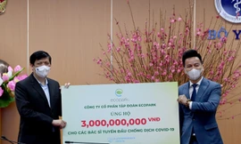 Ông Trần Quốc Việt – Tổng Giám đốc Ecopark (bên phải) trao tặng 3 tỷ đồng cho các bác sĩ tuyến đầu chống dịch Covid-19