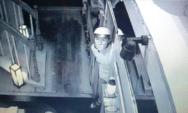 Tên cướp khống chế nữ chủ nhà, bắt xóa dữ liệu camera