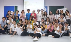 Các bạn thanh niên tham gia tập huấn “Kỹ năng viết tin bài” cùng diễn giả và BTC