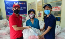 Hàng trăm phần quà được đại diện Novaland và Hội chữ thập đỏ Q.6 trao tặng đến những hộ dân chịu nhiều khó khăn do dịch bệnh