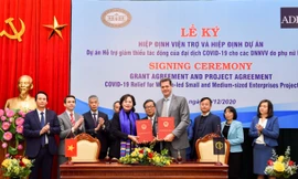 Bà Nguyễn Thị Hồng - Thống đốc Ngân hàng Nhà nước Việt Nam và ông Andrew Jeffries - Giám đốc Quốc gia ADB tại Việt Nam ký kết Hiệp định dự án