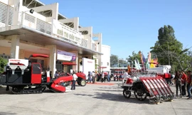 Các máy móc của Yanmar được trưng bày bên ngoài nhà thi đấu tại trường ĐH Cần Thơ